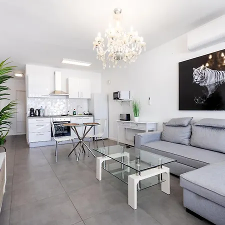 16a Silver Garden Ocean View אדחה